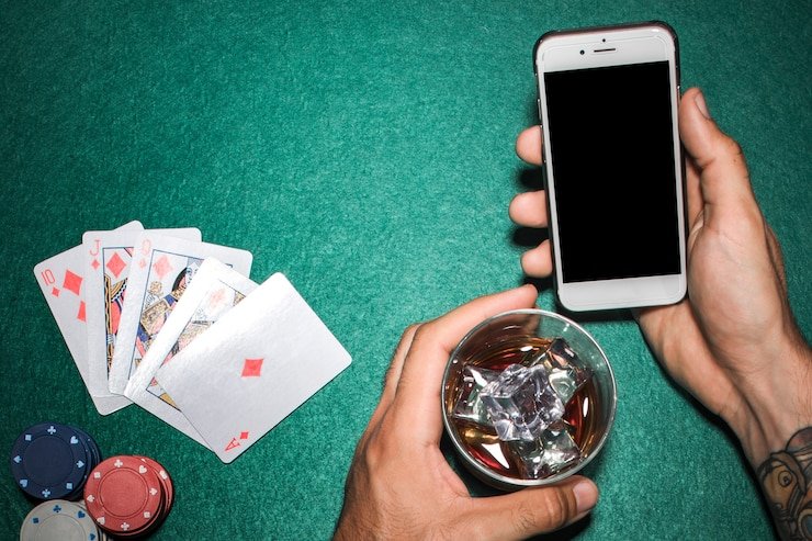 dindong AduQ poker table with live dealer and four players showing hole cards and community cards