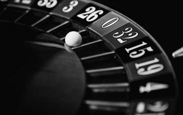 dindong AduQ betting round in progress with dealer and players